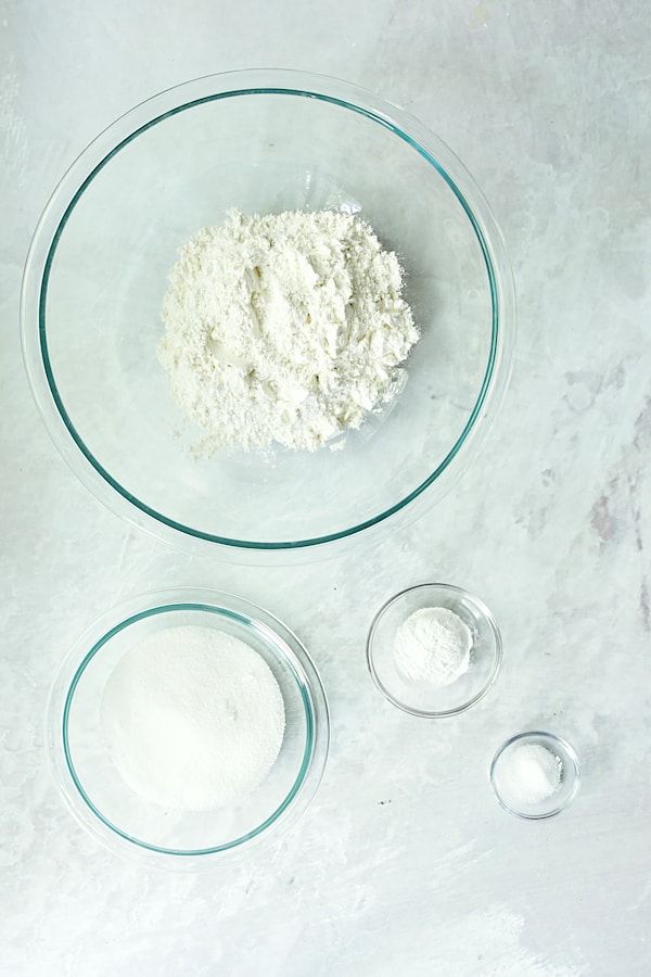 Photo of dry ingredients for cake in glass bowl.