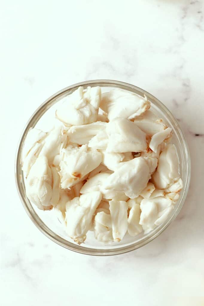 Photo of lump crabmeat in glass bowl.