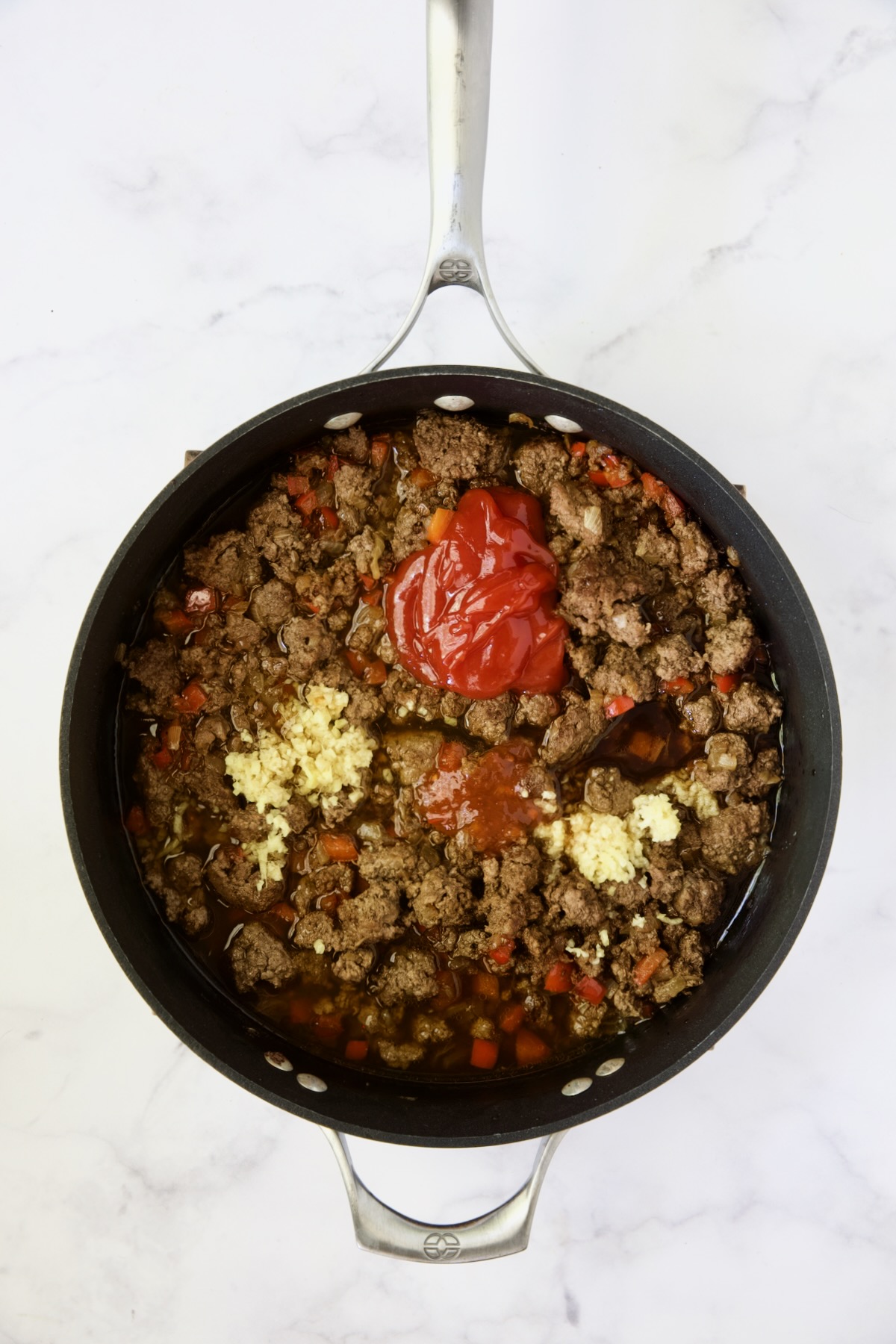 Cooked ground beef, red bell pepper with ketchup, ginger and garlic added.