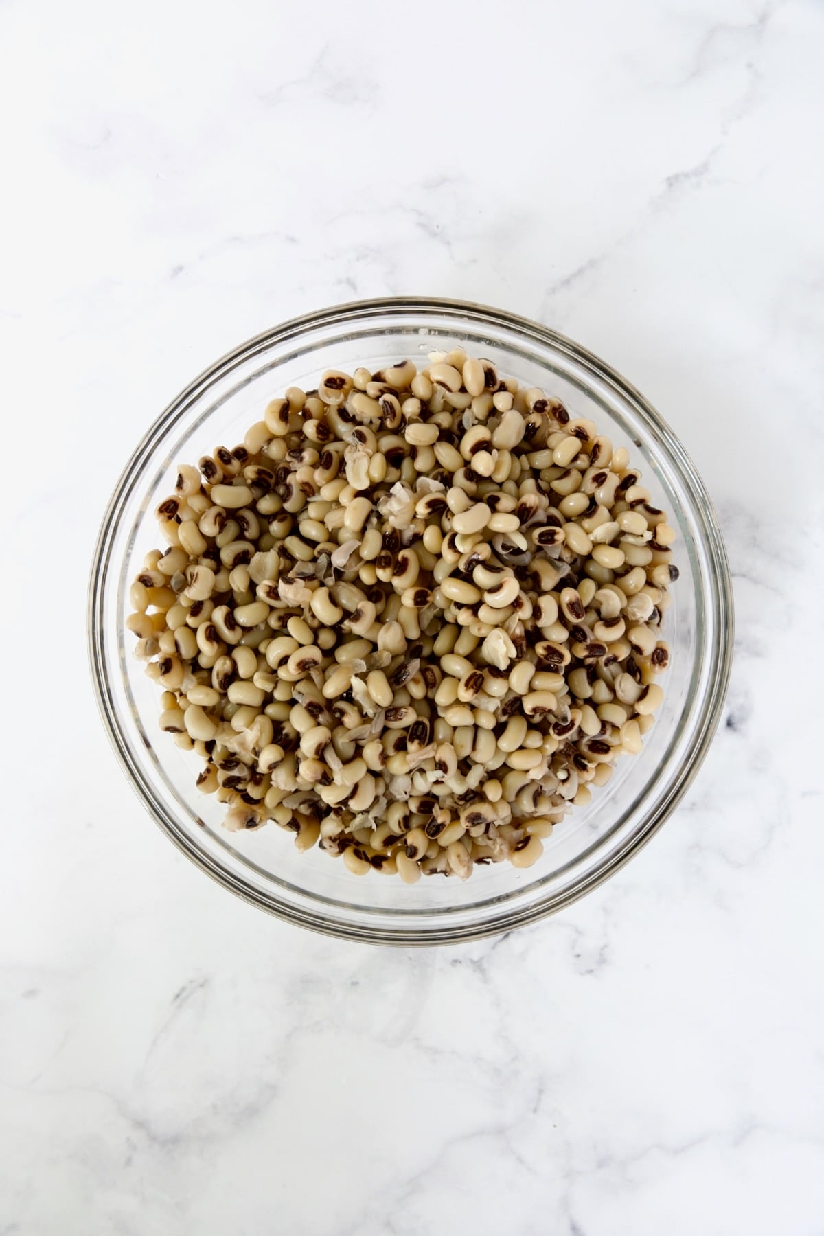 Cooked black-eyed peas in glass bowl.