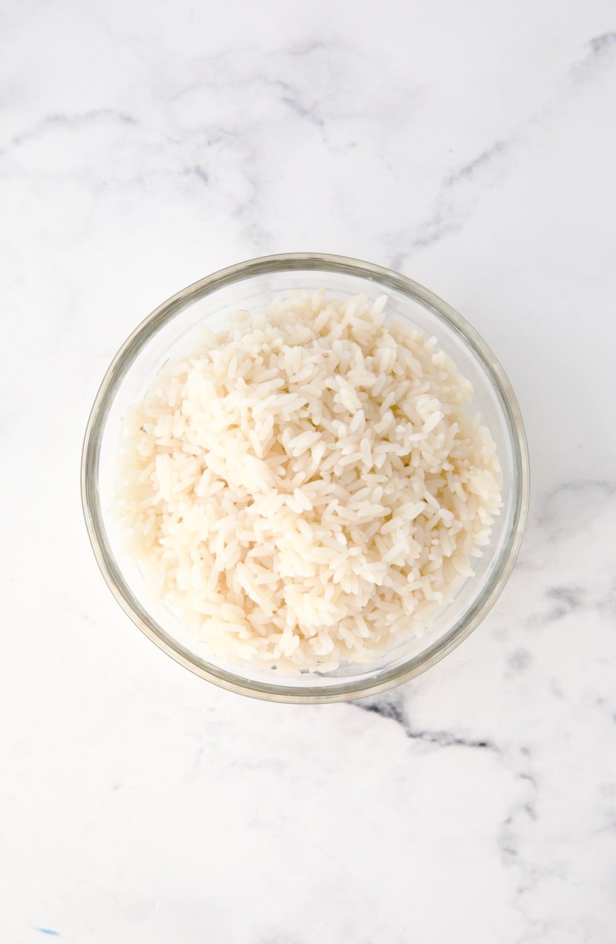 Cooked rice in glass bowl.